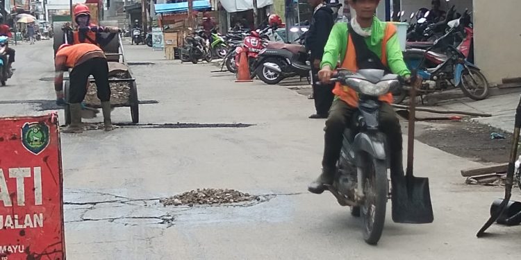 Dinas PUPR Perbaikan Jalan Kr Sinom-Gabus