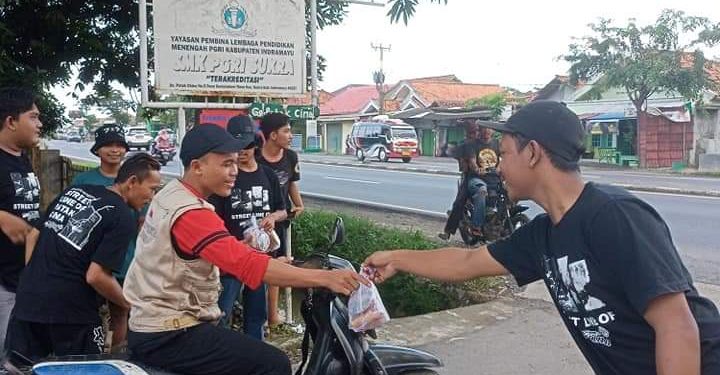 LKP Wahid Computer , Bagikan Takjil untuk buka Puasa