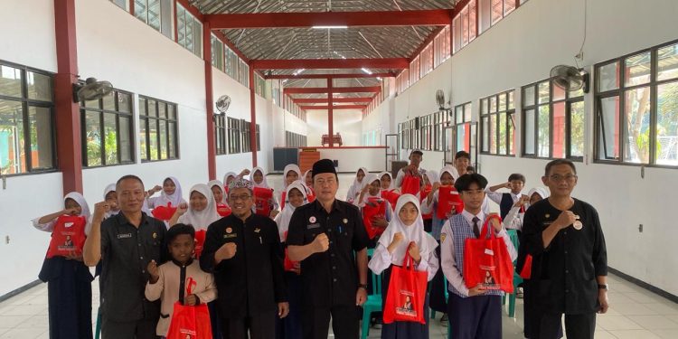 Bupati Indramayu Inisiasi Gerakan Sedekah 1.000 Pasang Sepatu untuk Siswa Tak Mampu