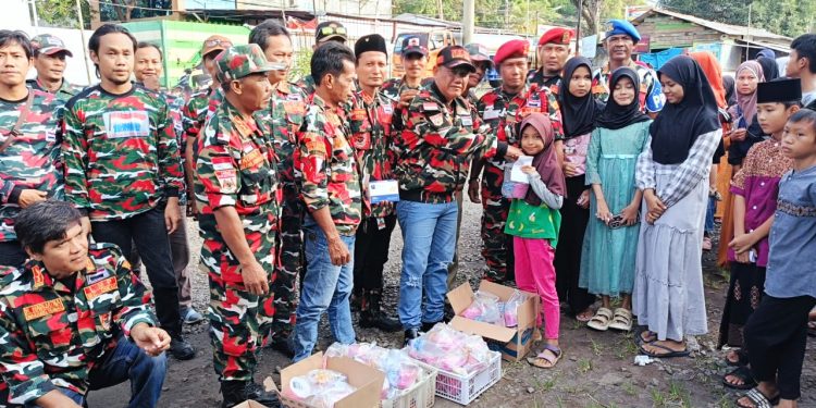LMP Kabupaten Cirebon Berbagi Takjil dan Santunan Anak Yatim