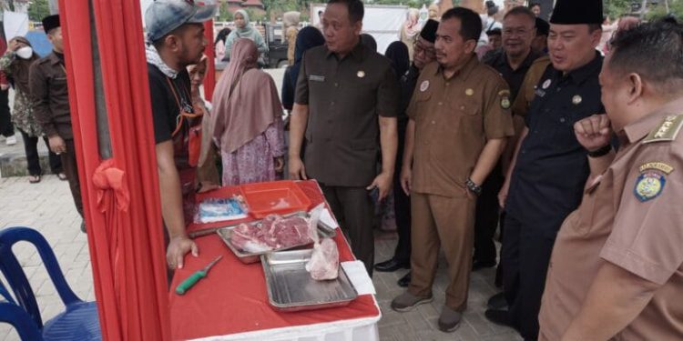 Jelang Hari Raya Iedul Fitri Bupati Lakukan Gerakan Pangan Murah Di Alun Alun Puspa Wangi