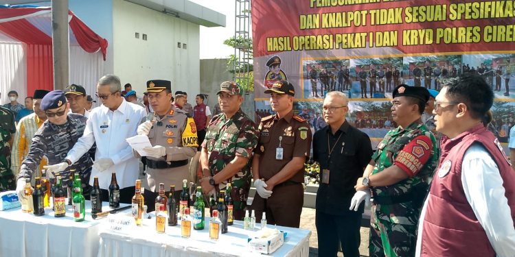 Puluhan Ribu Botol Miras Dihancurkan di Cirebon Menjelang Lebaran IdulFitri 2024