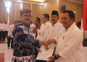 Berita Terbaru: Desa-desa Berprestasi di Kabupaten Cirebon Raih Bantuan Biaya Umrah dari Bupati Imron.