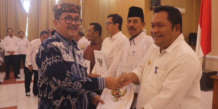 Berita Terbaru: Desa-desa Berprestasi di Kabupaten Cirebon Raih Bantuan Biaya Umrah dari Bupati Imron.