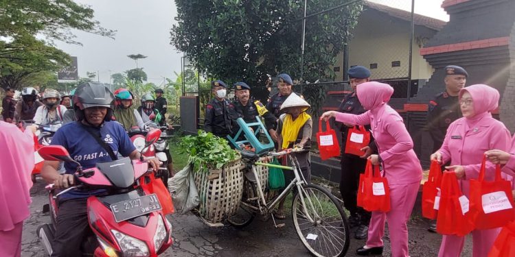 Ketua Bayangkari Yon C Pelopor Satbrimob Polda Jabar Gelar Baksos Selama Bulan Ramadhan