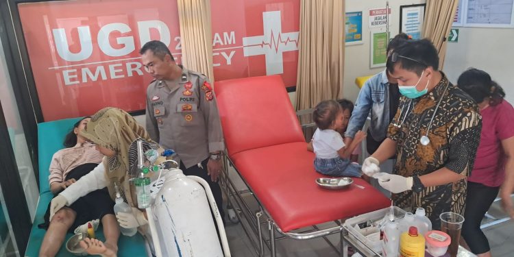 Jalan Raya Asem Rusak Berat, Kapolsek Jalaksana Sigap Bawa Korban Laka Ke Puskesmas Sedong