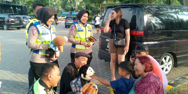 Suasana Ceria Penuhi Rest Area 207 A Tol Palikanci: Satlantas Polres Cirebon dan Jurnalis Bawa Hiburan dan Edukasi Khusus untuk Pemudik!