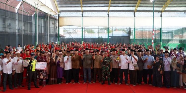 Para Petugas kebersihan Di Indramayu  Terima THR 