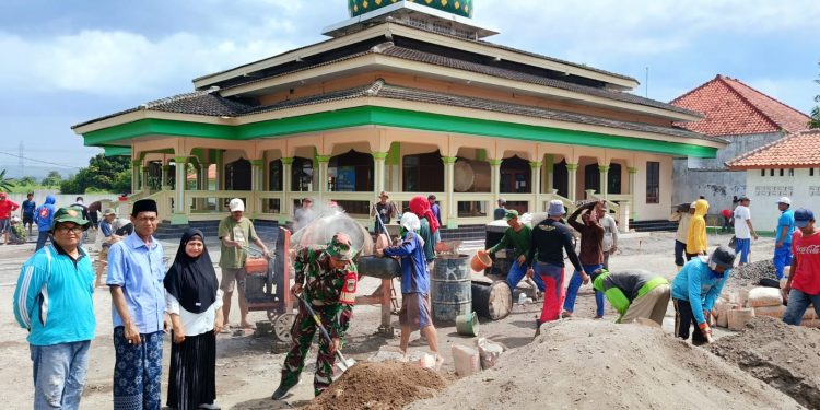 Warga Bersama Pemdes Kaligawe Wetan Gotongroyong Pengecoran Halaman Masjid Baitul Muttaqin