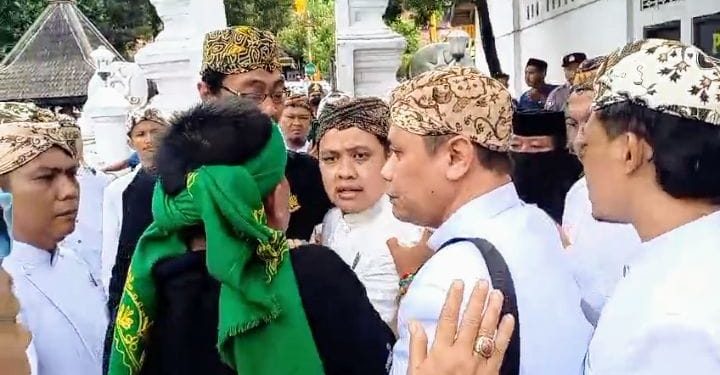 Pintu di Gembok Saat Grebeg Syawal, Keluarga Besar Keraton Kasepuhan Terhenti Saat Menuju Makam 