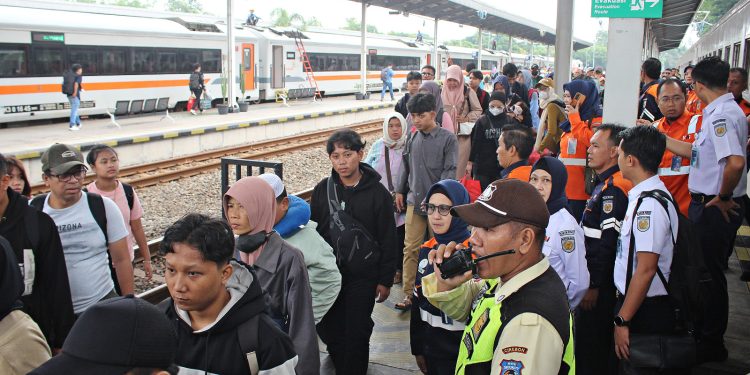 Rekam Jejak Positif : KAI Daop 3 Cirebon Catat Lonjakan Penumpang Selama Angkutan Lebaran 2024