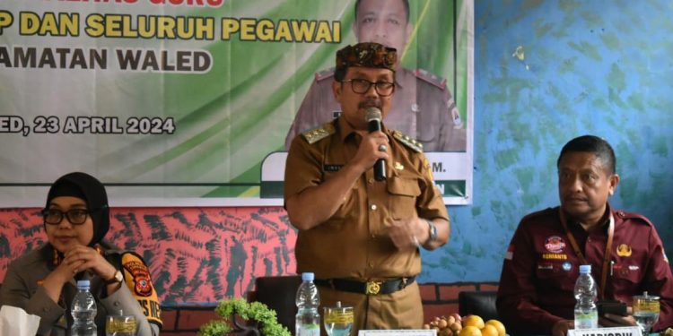 Bupati Imron dan Kapolresta Cirebon Lakukan Pembinaan Guru di Waled dan Pasaleman
