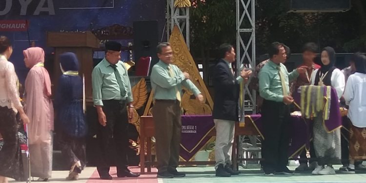 SMA N 1 Kandanghaur , Puwidya angkatan 46 .