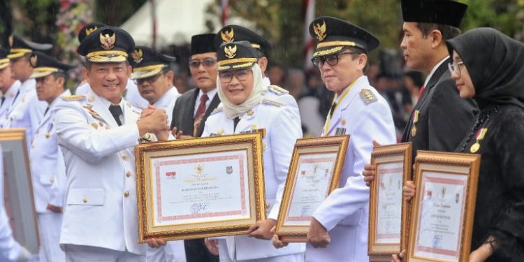 EPPD Kabupaten Indramayu Tempati Peringkat Ke 4 Nasional , Mendagri Serahkan Penghargaan Kepada Bupati