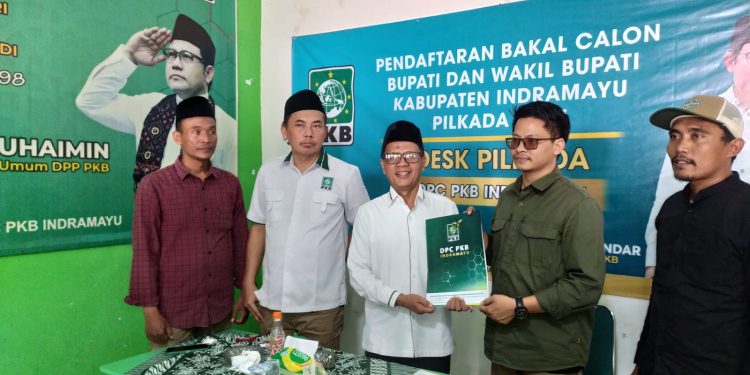 Rasta Wiguna Ambil Formulir Pendaftaran Balon Bupati di Desk Pilkada PKB Indramayu