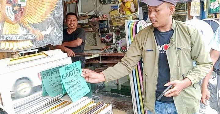 Penjual Bingkai di Cirebon Berikan Bingkai Gratis untuk Mereka yang Hafal 3 Surat Alquran
