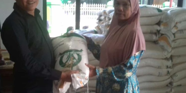 Pemdes Girinata Salurkan Bantuan Pangan Cadangan Beras Pemerintah ( CBP ) Tahap V