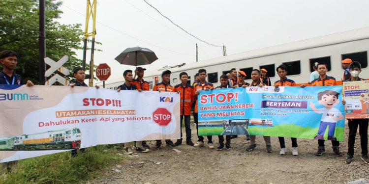 KAI Daop 3 Cirebon Gelar Kegiatan Safety Hunting dan Sosialisasi Keselamatan di Perlintasan Sebidang