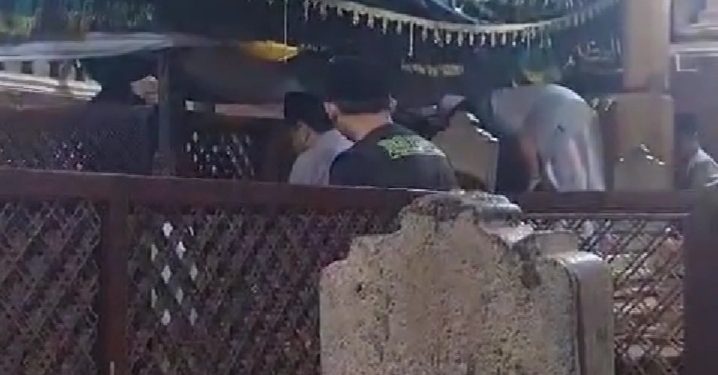 Ribuan Masyarakat Dari Berbagai Daerah Padati Ziarah Malam Jumat Kliwon Di Area Makam Sunan Gunung Jati