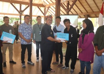 Bupati Imron Berikan Bantuan : Ringankan Beban PMI dan Keluarganya