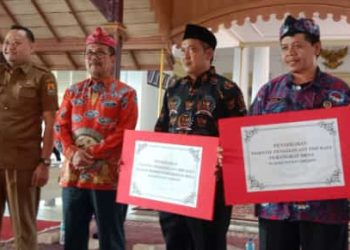Bupati Cirebon Serahkan Secara Simbolis Insentif Pengelolaan PBB Bagi Kuwu dan Perangkat Desa.