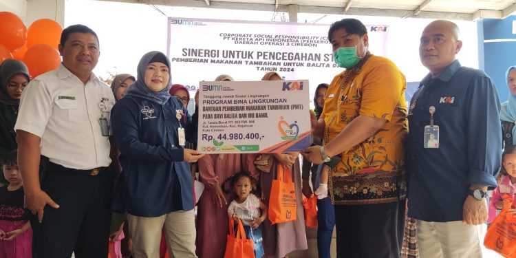 Penyaluran Bantuan PMT oleh KAI Cirebon untuk Penanggulangan Stunting