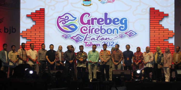 “Grebeg Cirebon Katon 542: Memukau dengan Panggung Spektakuler dan Aneka Hiburan, Bupati Imron: ‘Momen Perpisahan yang Mengharukan!'”