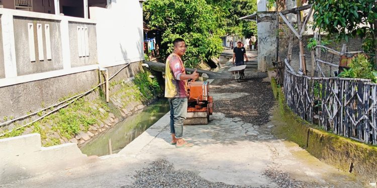 Tingkatkan Infrastruktur, Pemdes Sedong Kidul Gelar Perkerasan Lapisan Aspal Hotmix
