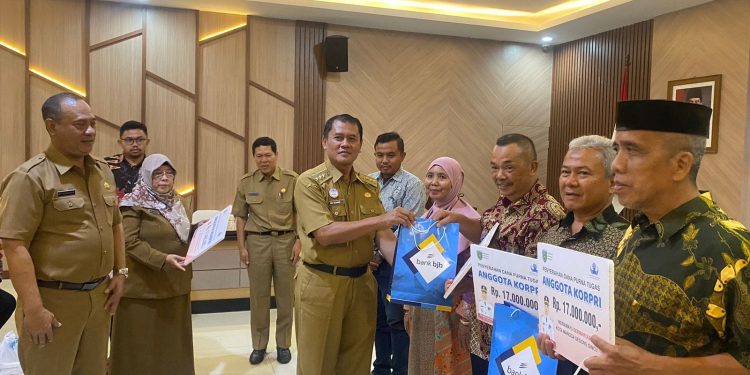 Bupati Indramayu  Serahkan Kadeudeuh Sebesar 2,2 M Bagi Purna Tugas ASN 
