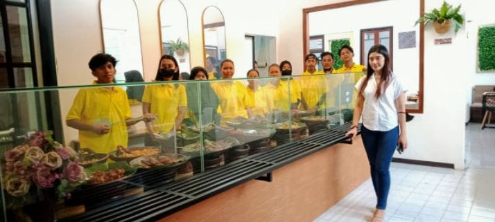Waroeng Kecapi Hadirkan Menu Prasmanan Khas Sunda