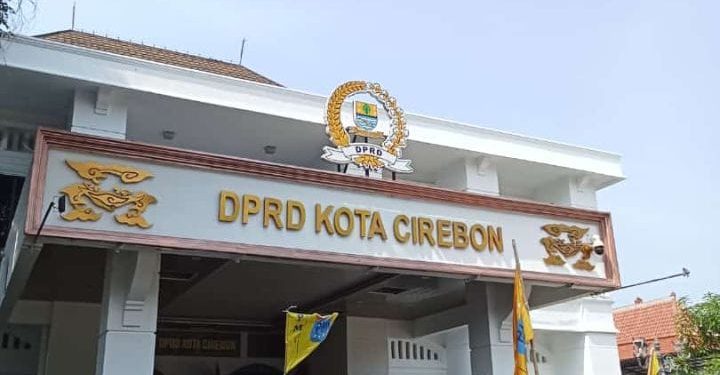 Massa Mahasiswa PMII Cirebon Berunjuk Rasa di Kantor DPRD Kota Cirebon