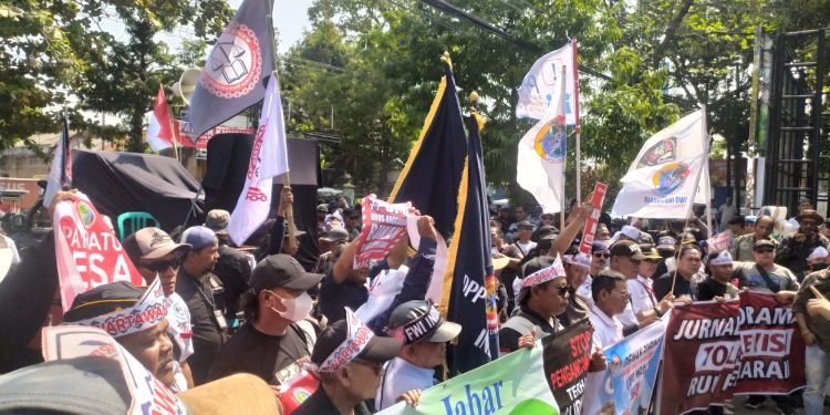 Tolak RUU Penyiaran, Ratusan Wartawan Indramayu Gelar Aksi Damai