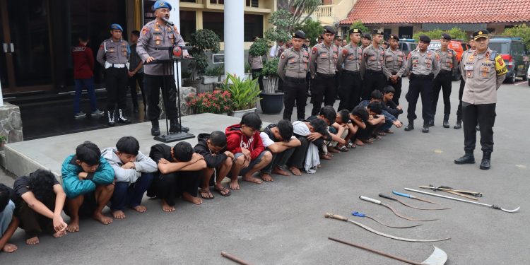 Timsus Satreskrim Polres Ciko Berhasil Tangkap Belasan Remaja Pelaku Tawuran Konten, Berbagai Sajam Diamankan
