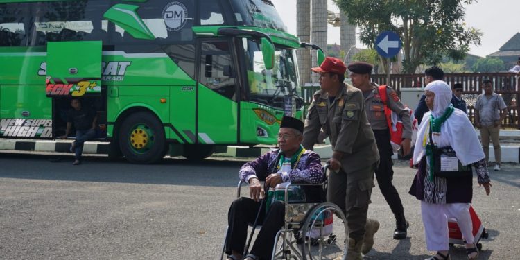 440 Jemaah Calon Haji Kloter 25 KJT Kabupaten Indramayu Terbang Menuju Baitullah 