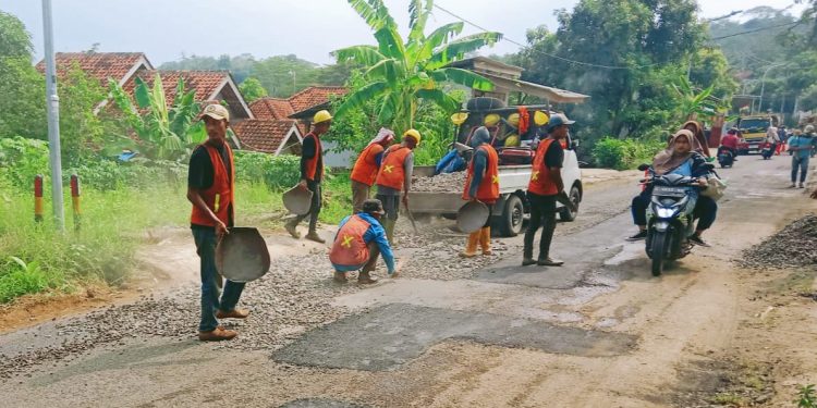 CV. Awi Watu Gelar Pemeliharaan Berkala Jalan Raya Sindanglaut – Ciawigajah