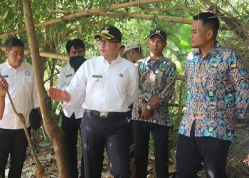 Tangani Masalah Sampah di Desa Pengarengan, Pj Bupati Cirebon Terjunkan Alat Berat dan Truk Sampah