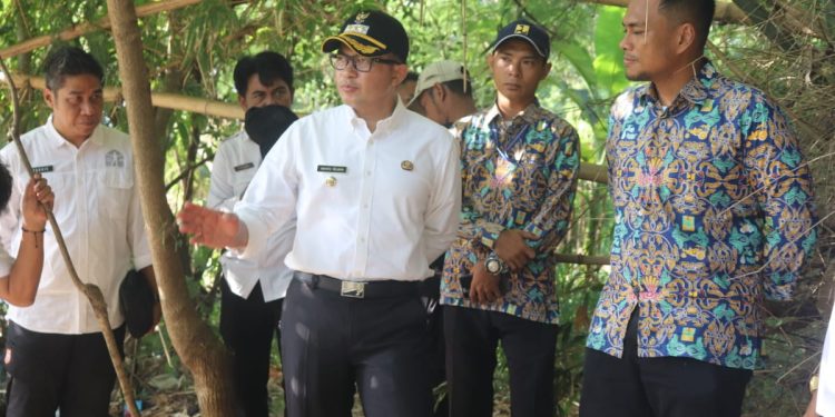 Tangani Masalah Sampah di Desa Pengarengan, Pj Bupati Cirebon Terjunkan Alat Berat dan Truk Sampah