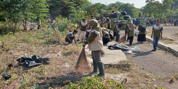 DLH Kota Cirebon Beraksi: Pembersihan TPS Liar di Terminal Dukuh Semar