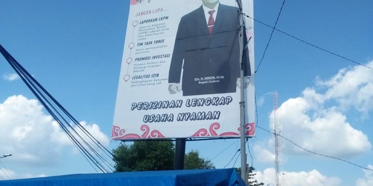 Satpol Kabupaten Diduga Tidak Tegas Adanya Spanduk Mantan Bupati Yang Terpasang Di Desa Dan Alun Alun Kecamatan Ciledug