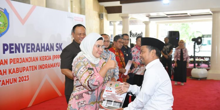Bupati Indramayu Serahkan SK ASN PPPK Guru,