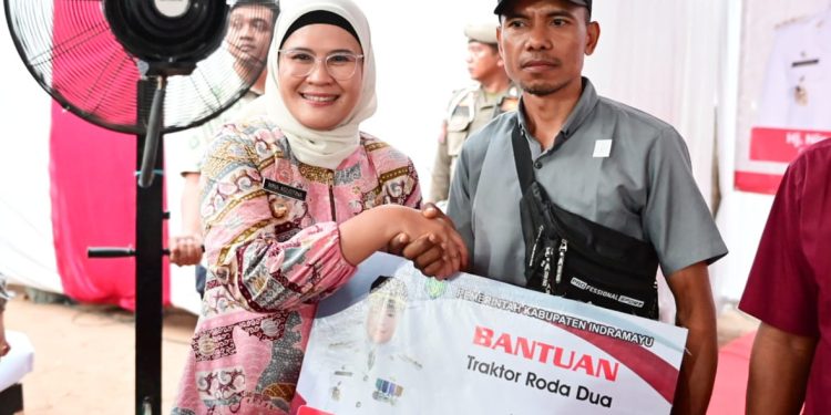 Optimalkan Predikat Lumbung Pangan Nasional, Bupati Indramayu Serahkan Bantuan pada Petani