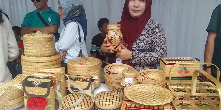 Penjualan Kerajinan Anyaman Bambu Asal Indramayu, Tembus Hingga ke Luar Negeri 