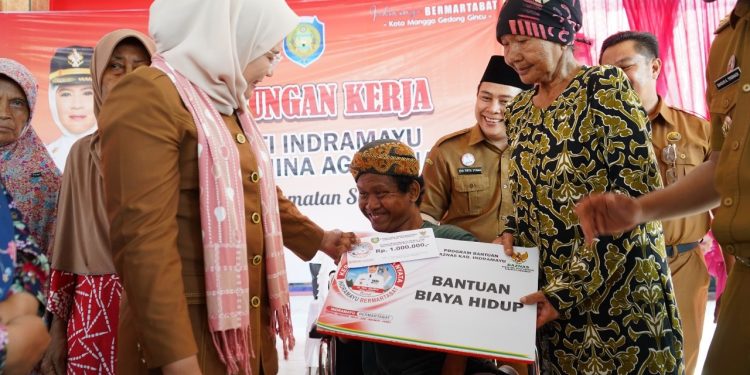 Kunker di Kecamatan Sukra, Bupati Nina Agustina Tebar Berbagai Bantuan