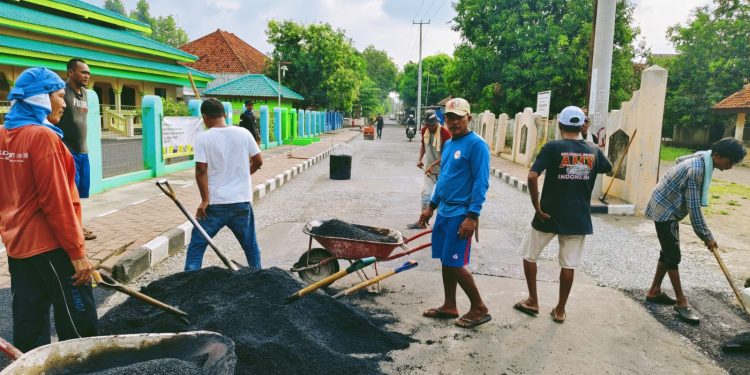 Tak Kunjung Di Perbaiki Pemda, Warga Kaligawe Wetan Tambal Jalan Kabupaten