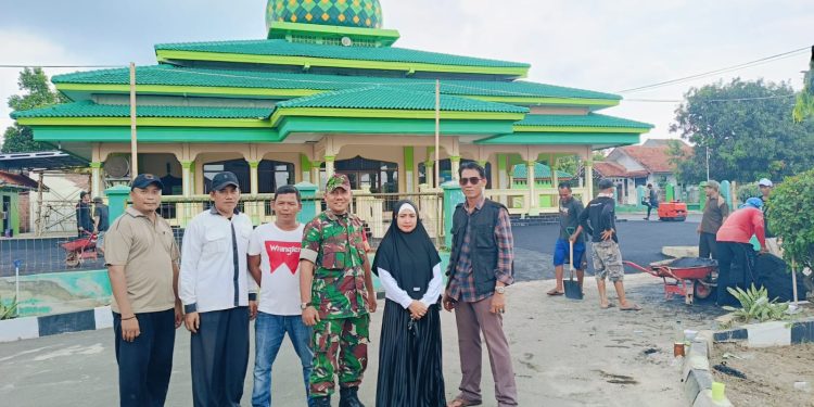 Lanjutkan Pemeliharaan, Warga Bersama Pemdes Kaligawe Wetan Hotmix Halaman Masjid Baitul Muttaqin