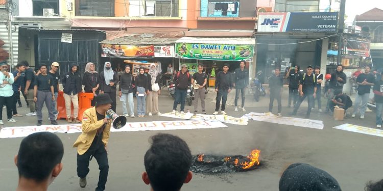Puluhan Mahasiswa Geruduk Mapolres Cirebon Kota Tuntut Penyelesaian Kasus Vina