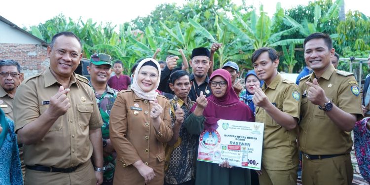 Bupati Tinjau Rumah Roboh Akibat Angin Kencang