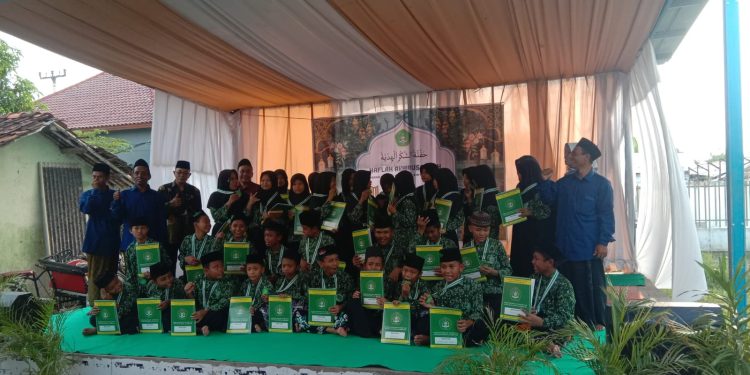 MDTA Al-Hidayah Desa Pasuruan Kecamatan Pabedilan Lepas 38 Siswa Dengan Acara Yang Meriah Dan Hikmat