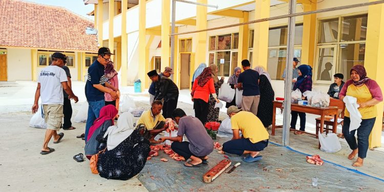 Momentum Hari Raya Idul Adha 1445 H, SMK Bina Warga Lemahabang Berqurban Sapi