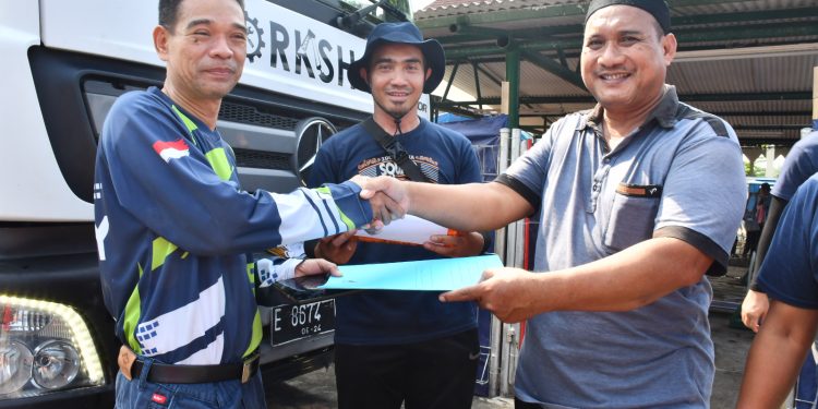 Tebar Kebaikan, Kilang Balongan Distribusikan 132 Bantuan Hewan Kurban kepada Masyarakat